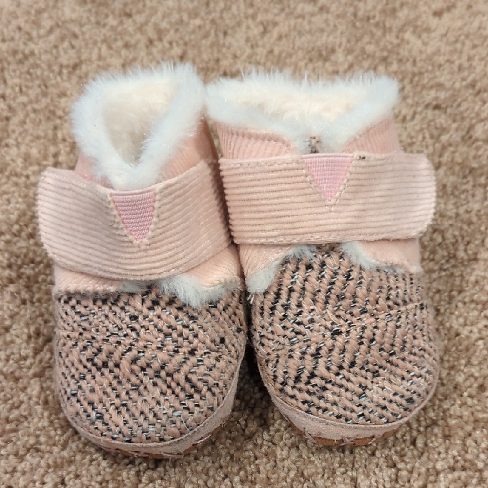 EUC Toms Cozy Pink Baby Booties with Faux Fur